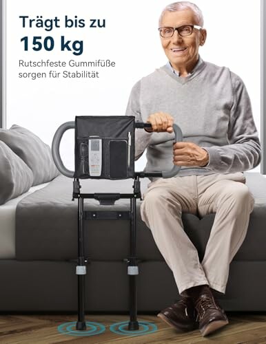 Älterer Mann mit einstellbarer Bettstütze.