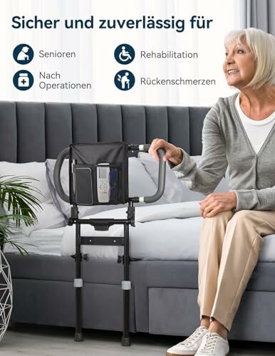 Ältere Frau benutzt Bettgriff für Unterstützung.