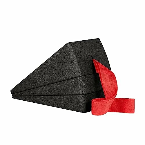 Schwarzer Yoga-Block mit rotem Band.