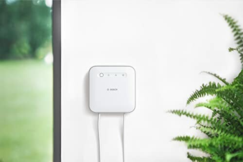 Weißer Bosch Smart Home Controller an der Wand