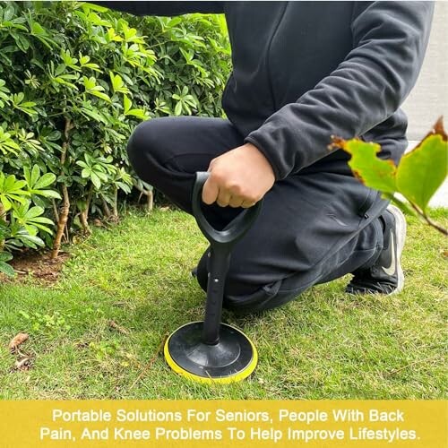 Person verwendet Hilfsmittel zum Knien im Garten
