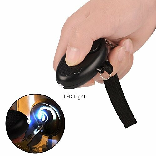 Hand hält einen LED-Licht-Schlüsselanhänger.