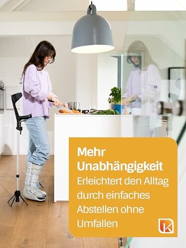 Frau benutzt Balancehilfe beim Kochen in der Küche.