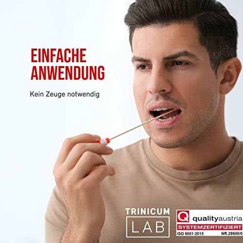 Mann bei der Anwendung eines Mundabstrichs