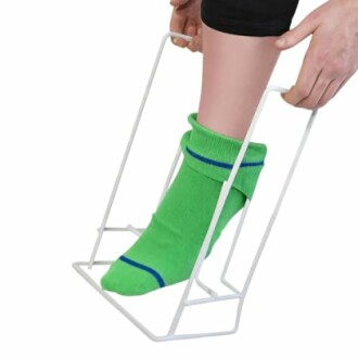Person benutzt ein Sockenanziehhilfe-Gerät.