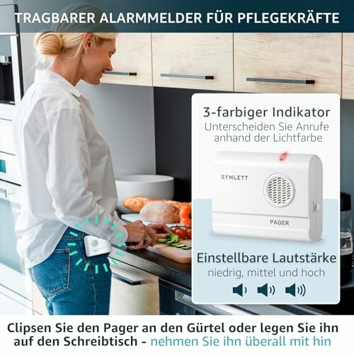 Frau in der Küche mit tragbarem Alarmmelder für Pflegekräfte.