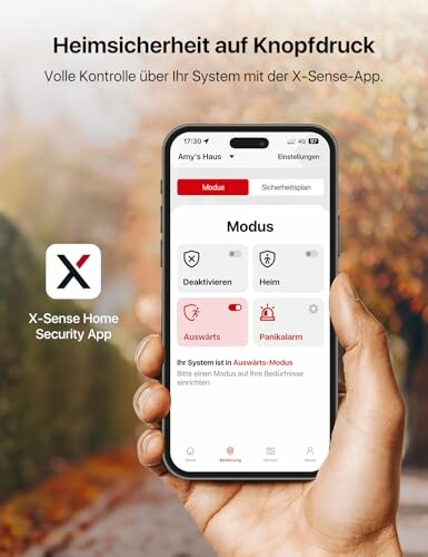 Smartphone mit geöffneter Sicherheits-App in der Hand